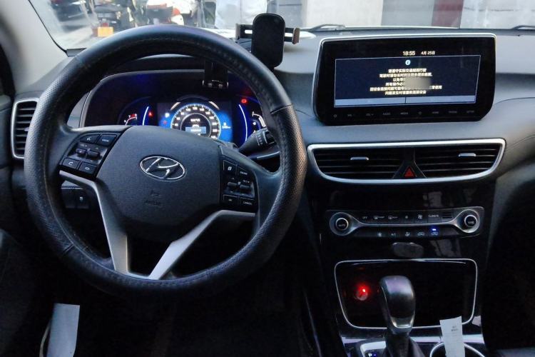 Used Hyundai Tucson 2020 280TGDi Dual-Clutch Two-Wheel Drive Fashion Edition China V Standard Center Console