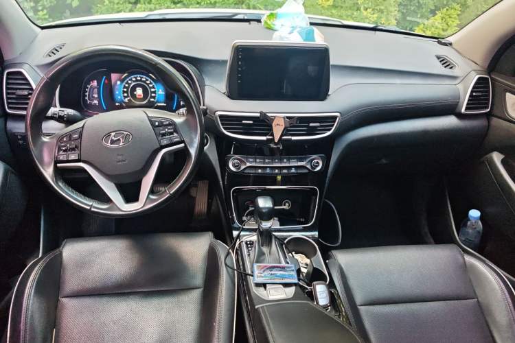 Used Hyundai Tucson 2020 280TGDi Two-Wheel-Drive GLS Fashion Edition China VI Standard Center Console