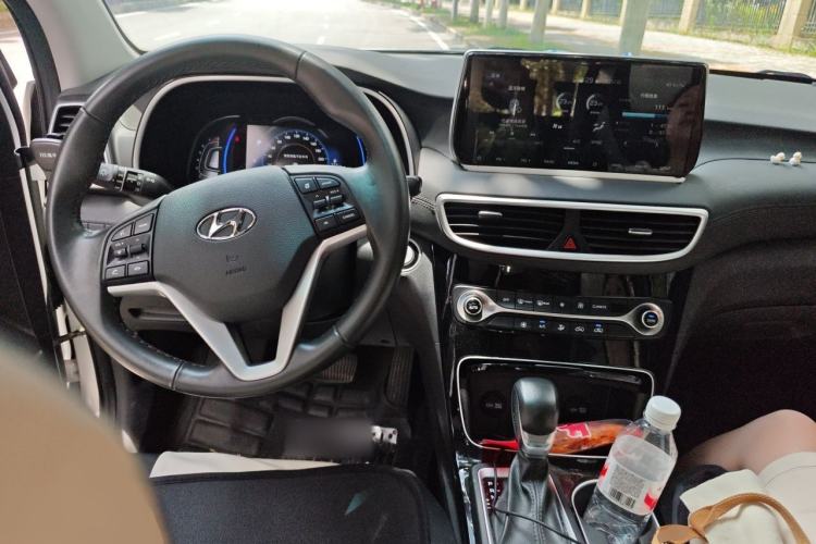 Used Hyundai Tucson 2020 280TGDi Two-Wheel-Drive GLS Fashion Edition China VI Standard Center Console