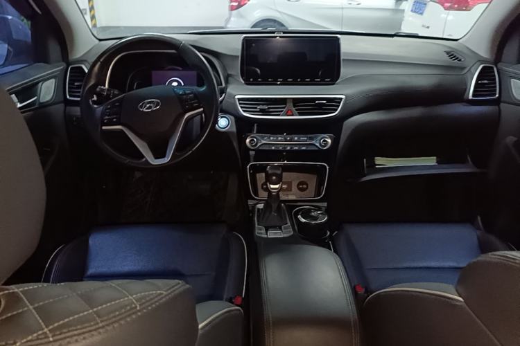 Used Hyundai Tucson 2020 280TGDi Two-Wheel-Drive GLS Fashion Edition China VI Standard Center Console
