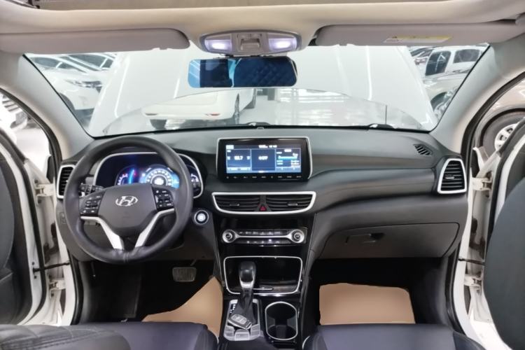 Used Hyundai Tucson 2020 280TGDi Two-Wheel-Drive GLS Fashion Edition China VI Standard Center Console