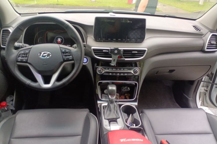 Used Hyundai Tucson 2020 280TGDi Two-Wheel-Drive GLS Fashion Edition China VI Standard Center Console