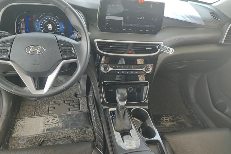 Used Hyundai Tucson 2020 280TGDi Two-Wheel-Drive GLS Fashion Edition China VI Standard Center Console