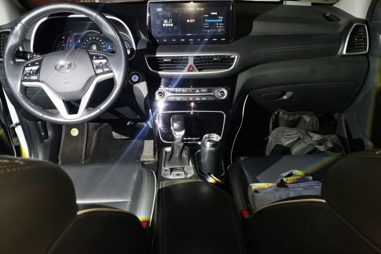 Used Hyundai Tucson 2020 280TGDi Two-Wheel-Drive GLS Fashion Edition China VI Standard Center Console