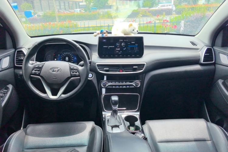 Used Hyundai Tucson 2020 280TGDi Two-Wheel-Drive GLS Fashion Edition China VI Standard Center Console