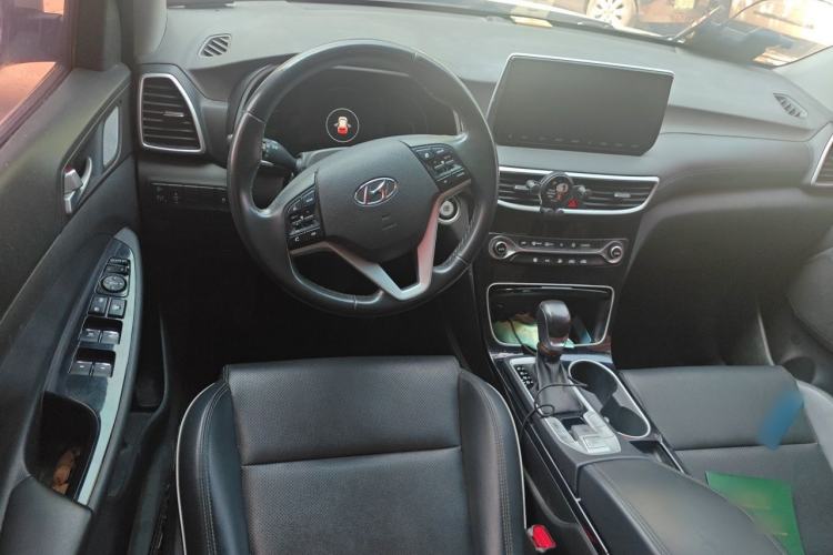 Used Hyundai Tucson 2020 280TGDi Two-Wheel-Drive GLS Fashion Edition China VI Standard Center Console