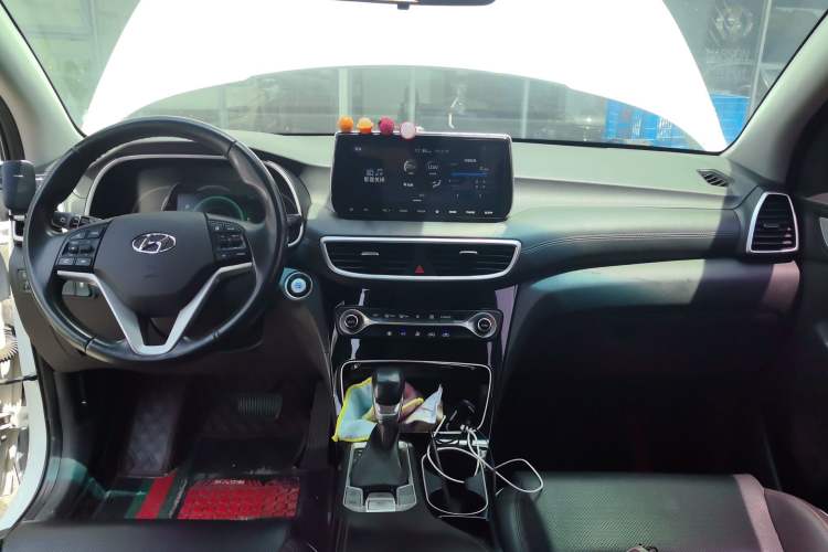 Used Hyundai Tucson 2020 280TGDi Two-Wheel-Drive GLS Fashion Edition China VI Standard Center Console