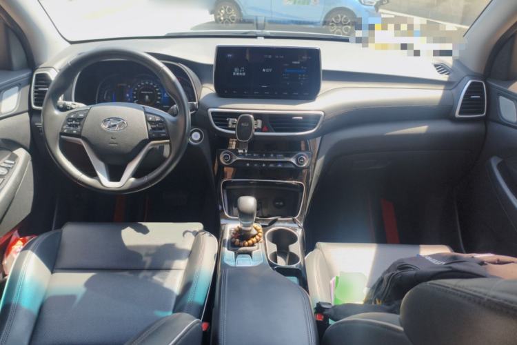Used Hyundai Tucson 2020 280TGDi Two-Wheel-Drive GLS Fashion Edition China VI Standard Center Console