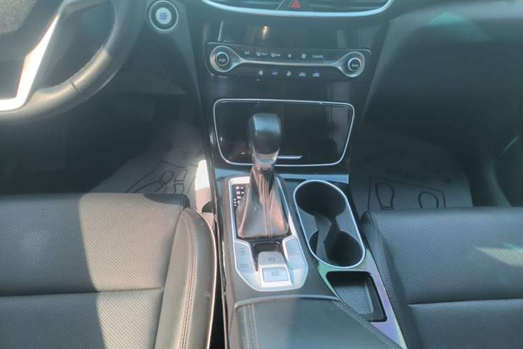 Used Hyundai Tucson 2020 280TGDi Two-Wheel-Drive GLS Fashion Edition China VI Standard Gear Lever