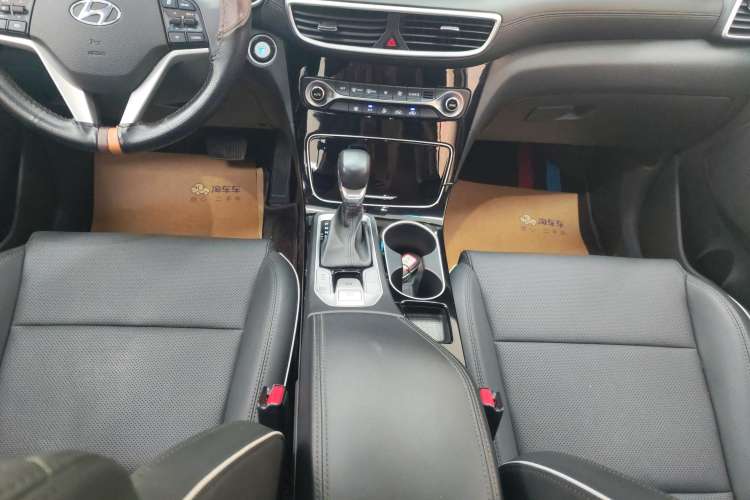 Used Hyundai Tucson 2020 280TGDi Two-Wheel-Drive GLS Fashion Edition China VI Standard Gear Lever