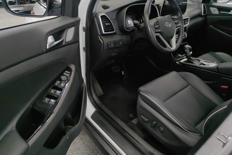 Used Hyundai Tucson 2020 280TGDi Two-Wheel-Drive GLS Fashion Edition China VI Standard Interior 2