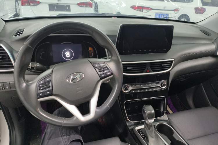 Used Hyundai Tucson 2020 280TGDi Two-Wheel-Drive GLS Smart Connectivity Version China VI Standard Interior 3