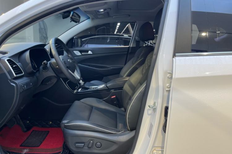 Used Hyundai Tucson 2020 280TGDi Two-Wheel-Drive GLS Smart Connectivity Version China VI Standard Interior 3