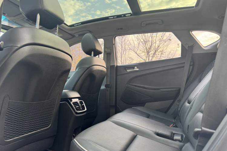 Used Hyundai Tucson 2020 280TGDi Two-Wheel-Drive GLS Fashion Edition China VI Standard Interior 3