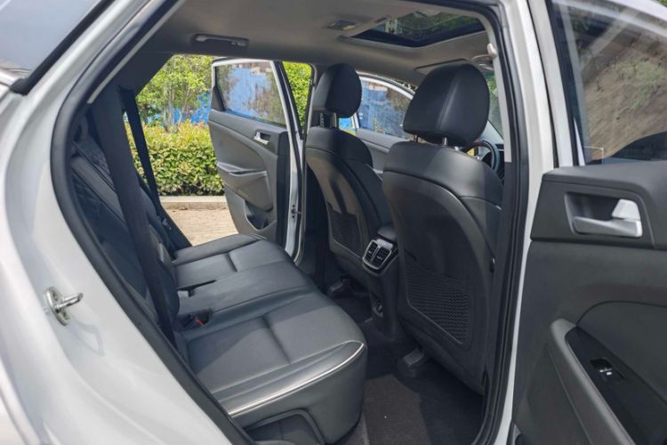 Used Hyundai Tucson 2020 280TGDi Two-Wheel-Drive GLS Smart Connectivity Version China VI Standard Interior 4