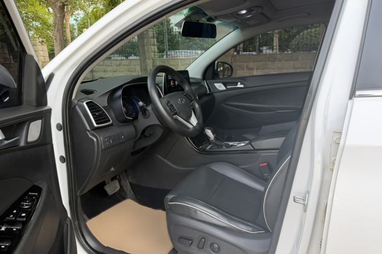 Used Hyundai Tucson 2020 280TGDi Two-Wheel-Drive GLS Fashion Edition China VI Standard Interior 4