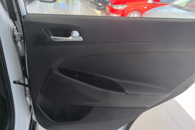 Used Hyundai Tucson 2020 280TGDi Two-Wheel-Drive GLS Fashion Edition China VI Standard Interior 6