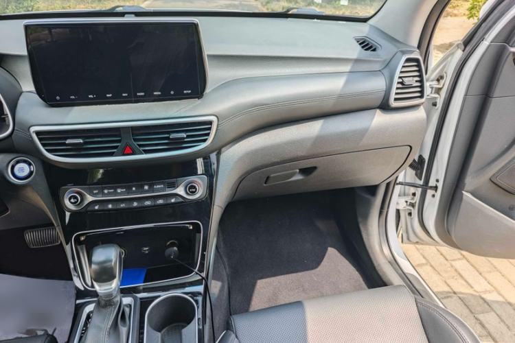 Used Hyundai Tucson 2020 280TGDi Two-Wheel-Drive GLS Smart Connectivity Version China VI Standard Interior 9