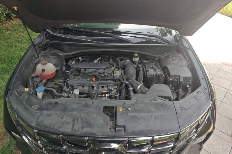 Used Hyundai Tucson  Engine Bay