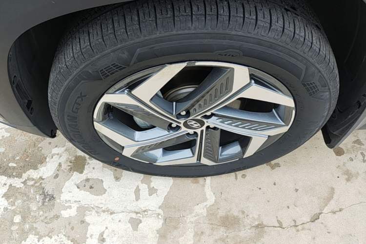 Used Hyundai Tucson  Left Front Wheel Hub