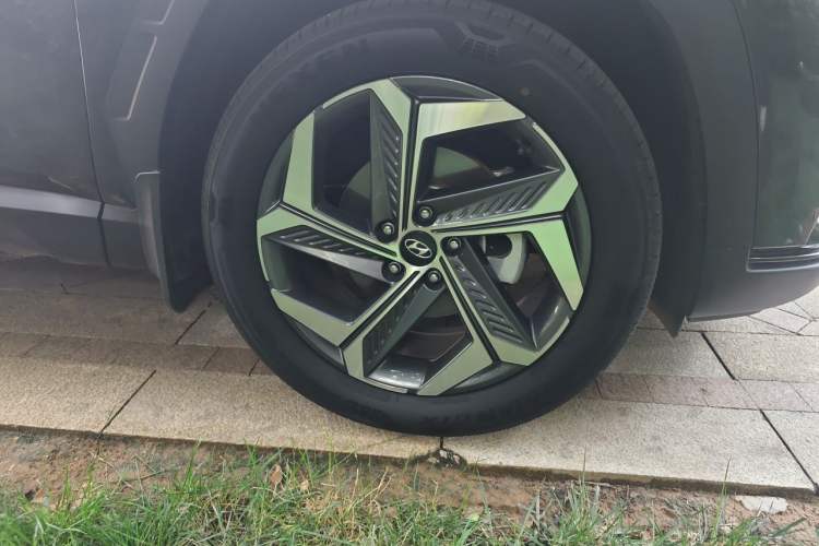 Used Hyundai Tucson  Right Front Wheel Hub