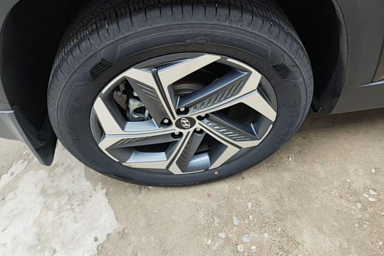 Used Hyundai Tucson  Right Rear Wheel Hub