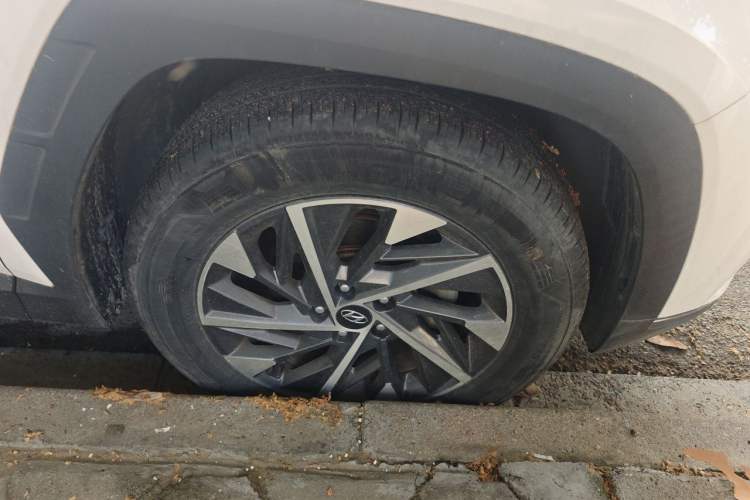 Used Hyundai Tucson 2021 Tucson L 1.5T DCT GLX Elite Edition Right Front Wheel Hub