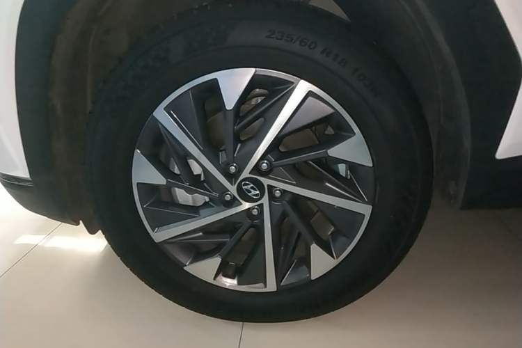 Used Hyundai Tucson 2022 Tucson L 2.0L Hybrid - Prestige Edition Left Front Wheel Hub