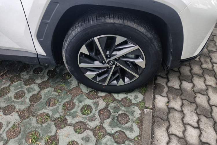 Used Hyundai Tucson 2022 Tucson L 2.0L Hybrid - Prestige Edition Right Front Wheel Hub