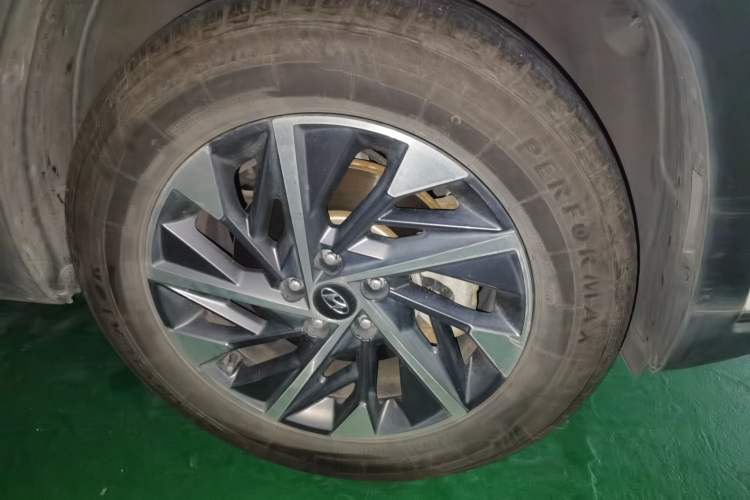 Used Hyundai Tucson 2022 Tucson L 2.0L Hybrid - Prestige Edition Right Front Wheel Hub