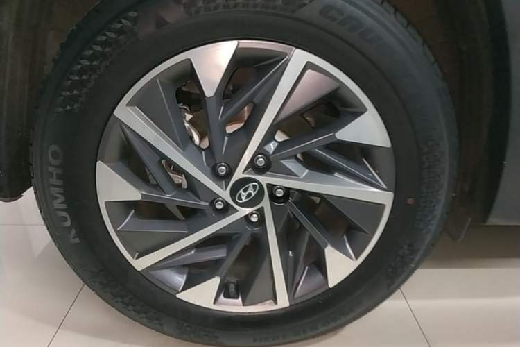 Used Hyundai Tucson 2022 Tucson L 2.0L Hybrid - Prestige Edition Right Rear Wheel Hub