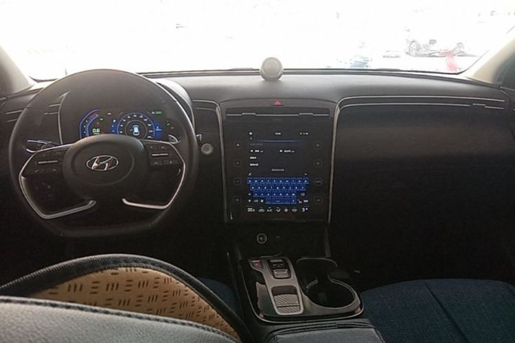 Used Hyundai Tucson 2023 Tucson L 1.5T Automatic Two-Wheel Drive DLX Luxury Edition Center Console