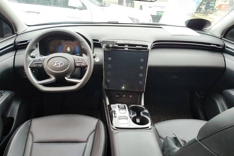 Used Hyundai Tucson 2023 Tucson L 1.5T Automatic Two-Wheel Drive DLX Luxury Edition Center Console