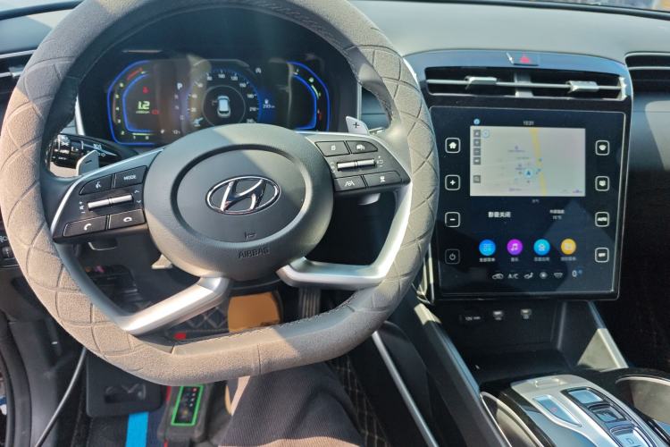 Used Hyundai Tucson 2023 Tucson L 1.5T Automatic Two-Wheel Drive DLX Luxury Edition Center Console