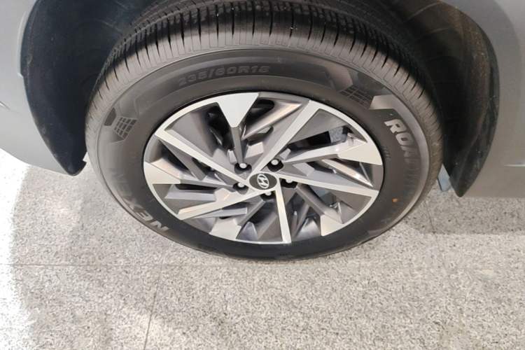 Used Hyundai Tucson 2023 Tucson L 1.5T Automatic Two-Wheel Drive GLX Elite Edition Right Rear Wheel Hub