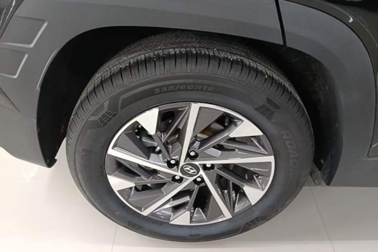 Used Hyundai Tucson 2023 Tucson L 1.5T Automatic Two-Wheel Drive GLX Elite Edition Right Rear Wheel Hub