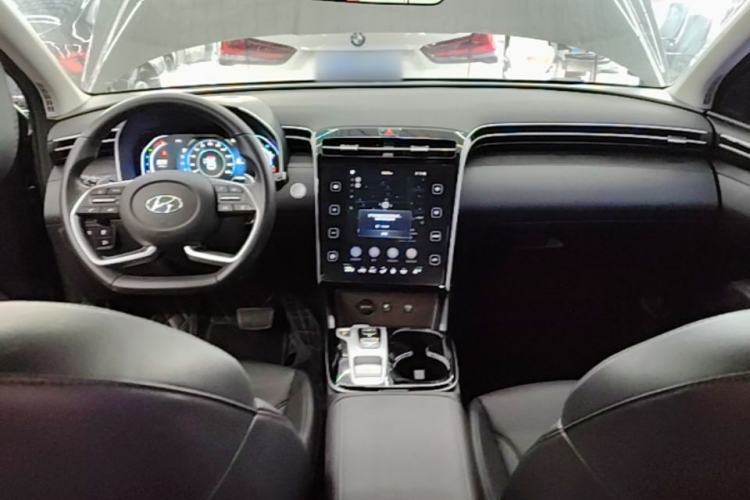 Used Hyundai Tucson 2023 Tucson L 1.5T Automatic Two-Wheel Drive DLX Luxury Edition Center Console