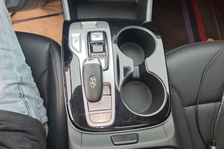 Used Hyundai Tucson 2023 Tucson L 1.5T Automatic Two-Wheel Drive DLX Luxury Edition Gear Lever