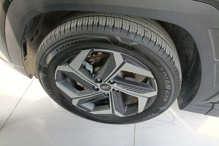 Used Hyundai Tucson 2023 Tucson L 1.5T Automatic Two-Wheel Drive LUX Prestige Edition Left Front Wheel Hub