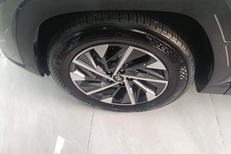 Used Hyundai Tucson 2023 Tucson L 1.5T Automatic Two-Wheel Drive GLX Elite Edition Left Front Wheel Hub