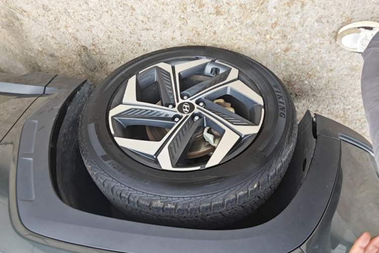 Used Hyundai Tucson 2023 Tucson L 1.5T Automatic Two-Wheel Drive LUX Prestige Edition Left Front Wheel Hub