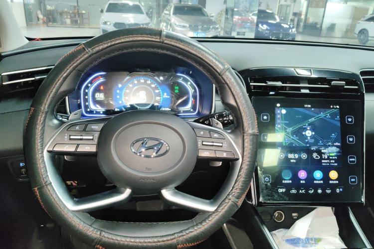 Used Hyundai Tucson 2023 Tucson L 1.5T Automatic Two-Wheel Drive DLX Luxury Edition Center Console