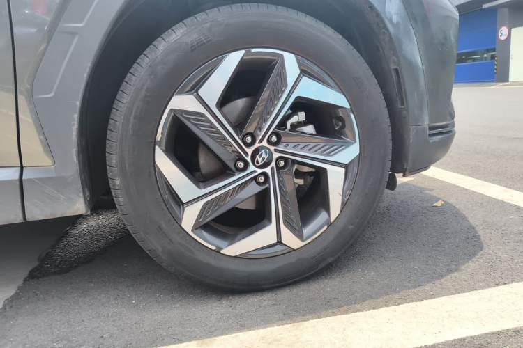 Used Hyundai Tucson 2023 Tucson L 1.5T Automatic Two-Wheel Drive LUX Prestige Edition Right Front Wheel Hub