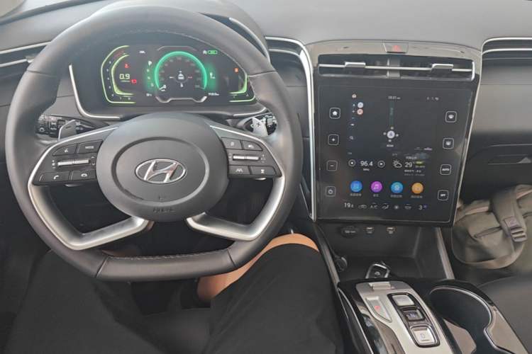 Used Hyundai Tucson 2023 Tucson L 1.5T Automatic Two-Wheel Drive DLX Luxury Edition Center Console