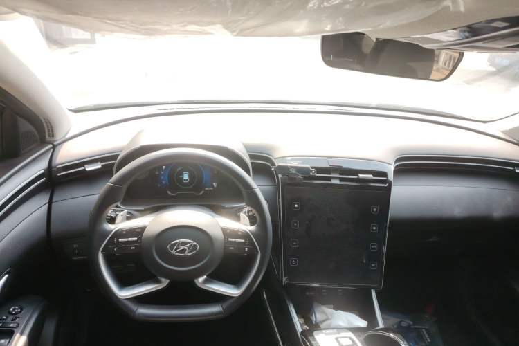 Used Hyundai Tucson 2023 Tucson L 1.5T Automatic Two-Wheel Drive DLX Luxury Edition Center Console