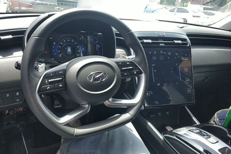 Used Hyundai Tucson 2023 Tucson L 1.5T Automatic Two-Wheel Drive DLX Luxury Edition Center Console