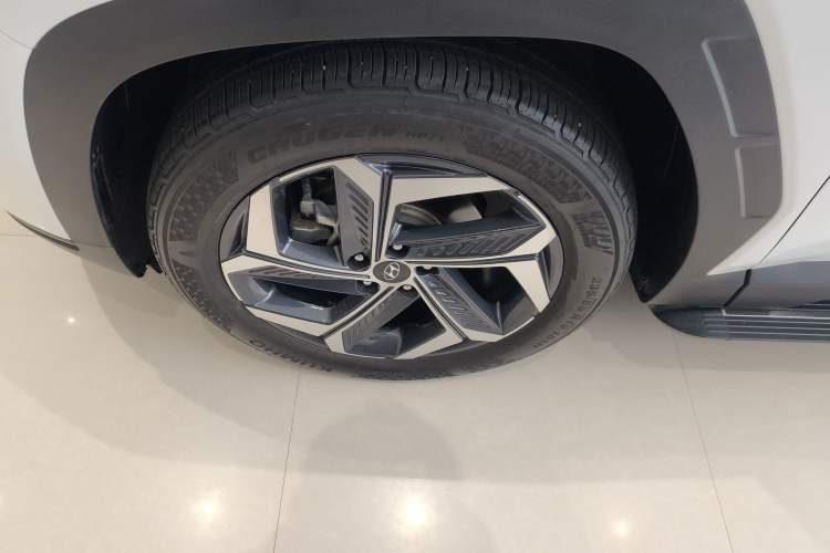 Used Hyundai Tucson 2023 Tucson L 1.5T Automatic Two-Wheel Drive DLX Luxury Edition Left Front Wheel Hub