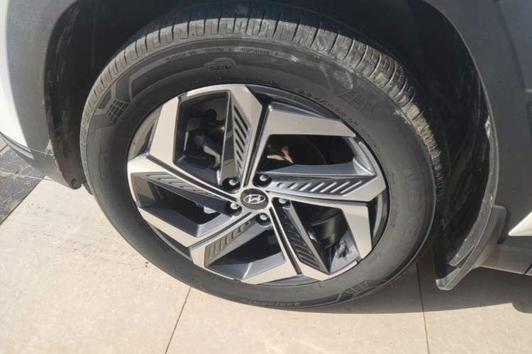 Used Hyundai Tucson 2023 Tucson L 1.5T Automatic Two-Wheel Drive LUX Prestige Edition Left Front Wheel Hub
