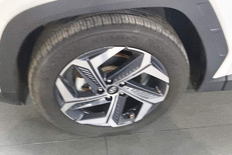 Used Hyundai Tucson 2023 Tucson L 1.5T Automatic Two-Wheel Drive LUX Prestige Edition Left Front Wheel Hub