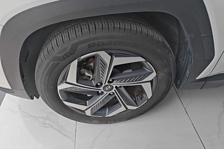 Used Hyundai Tucson 2023 Tucson L 1.5T Automatic Two-Wheel Drive LUX Prestige Edition Left Front Wheel Hub